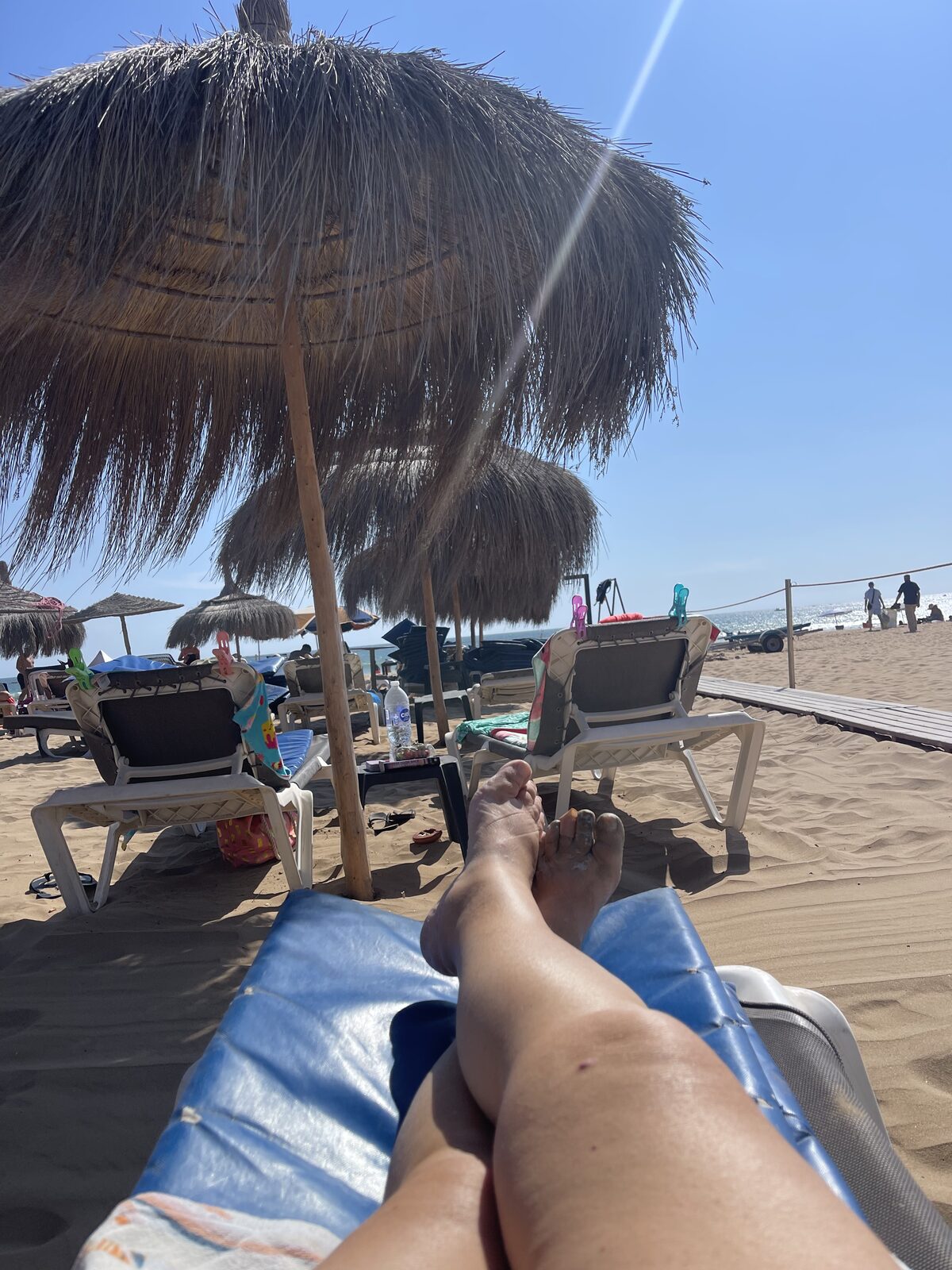 Transats sur la plage privée d'Agadir