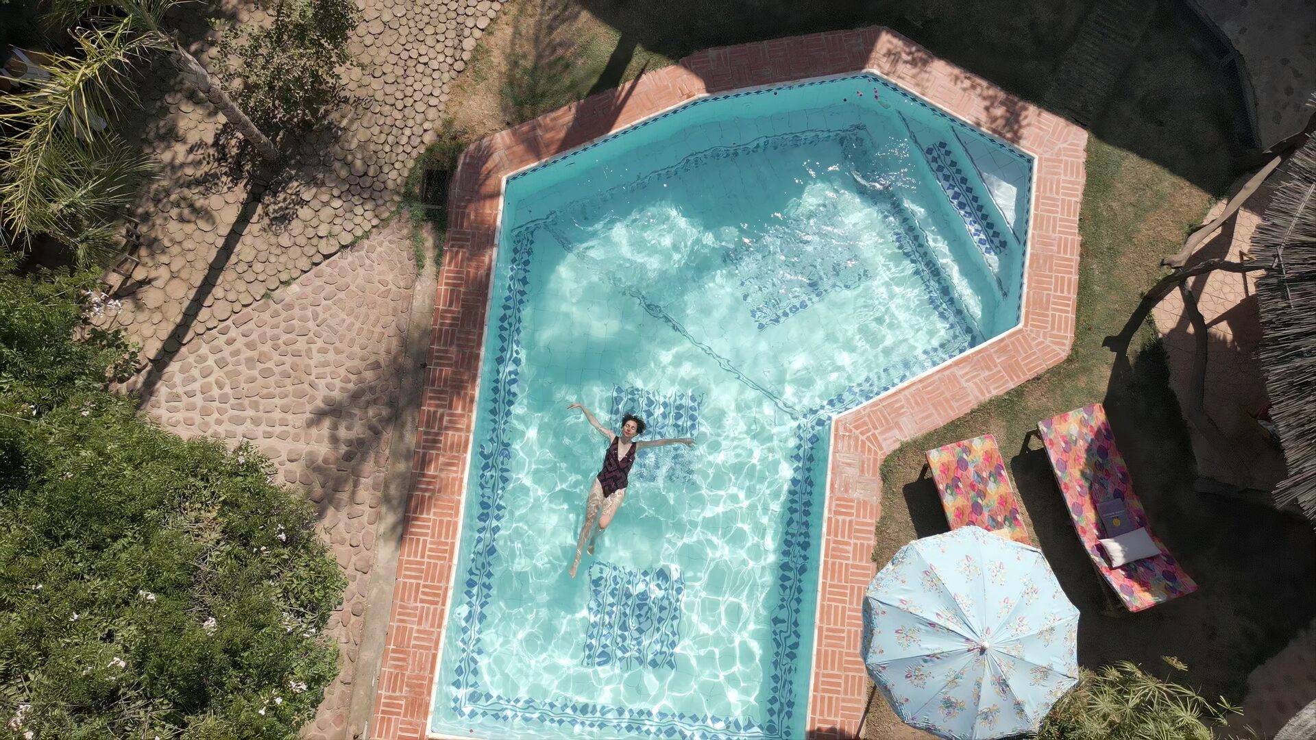Retraite Terre de Femmes au bord de la piscine
