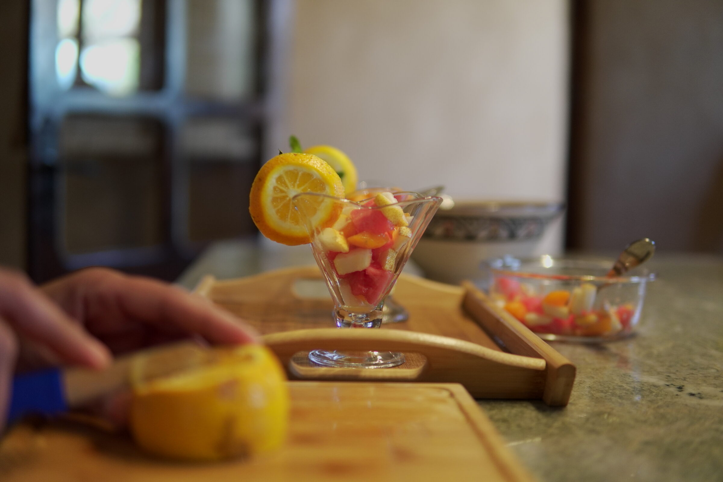 Coupe de fruits frais préparée au Riad Beldi by MaHa